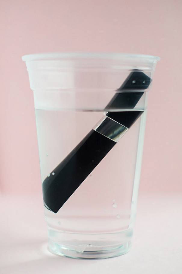 Coloque o rímel em água quente para soltar a produto ressecado (Foto: Reprodução)